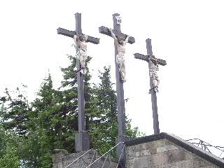 Drei Kreuze auf dem Kreuzberg (62k)