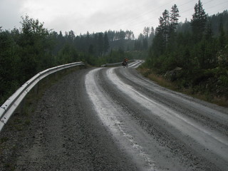 nasse Schotterstrae vor Nesbyen