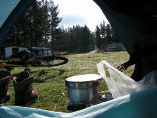 Morgendlicher Blick aus dem Zelt