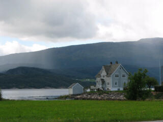 graues Haus mit Regenschauern