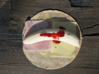 Lompe mit Schinken, Kse, Banane und Erdbeermarmelade